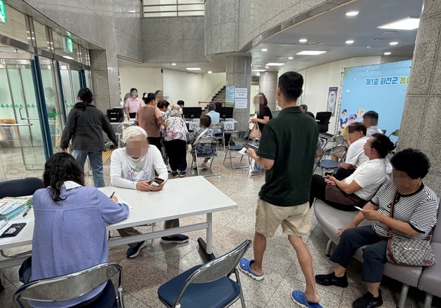 [르포] "오늘 저녁은 외식!"…화천 기본소득 첫날, 주민도 시장도 웃음꽃