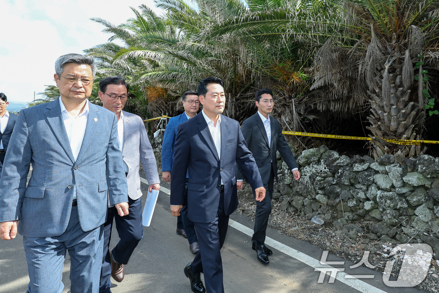 (제주=뉴스1) 안은나 기자 = 장동혁 국민의힘 대표가 28일 제주시 한림읍을 찾아 실종신고 허위 종결 사건 피해자 장 모씨의 시신이 발견된 야자수숲 현장을 살펴본 뒤 고평기 제주 …