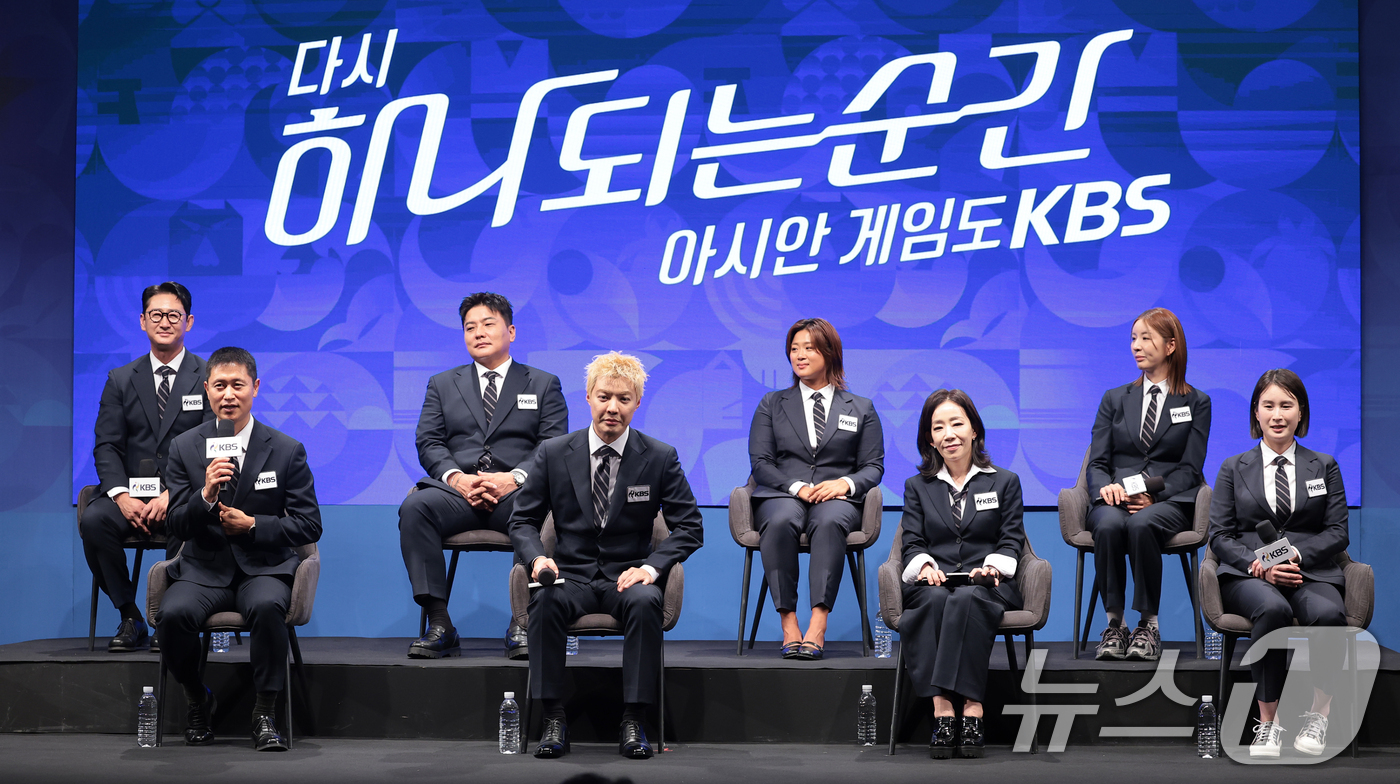 (서울=뉴스1) 권현진 기자 = 이영표 해설위원(앞줄 왼쪽)이 28일 서울 여의도 KBS 아트홀에서 진행된 '2026 아이치-나고야 아시안게임' 제작발표회에 참석해 해설위원을 대표 …