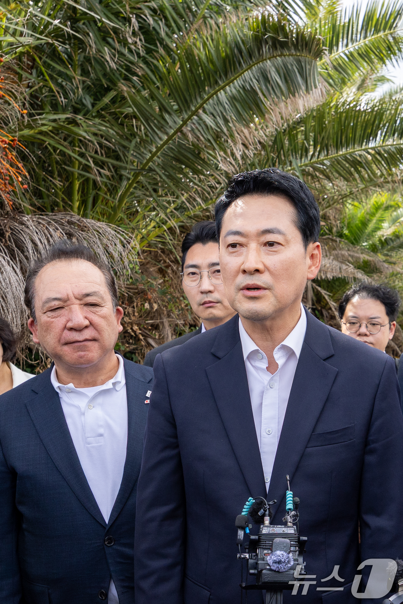 (제주=뉴스1) 안은나 기자 = 장동혁 국민의힘 대표가 28일 제주시 한림읍을 찾아 실종신고 허위 종결 사건 피해자 장 모씨의 시신이 발견된 야자수숲 현장을 살펴본 뒤 취재진 질문 …