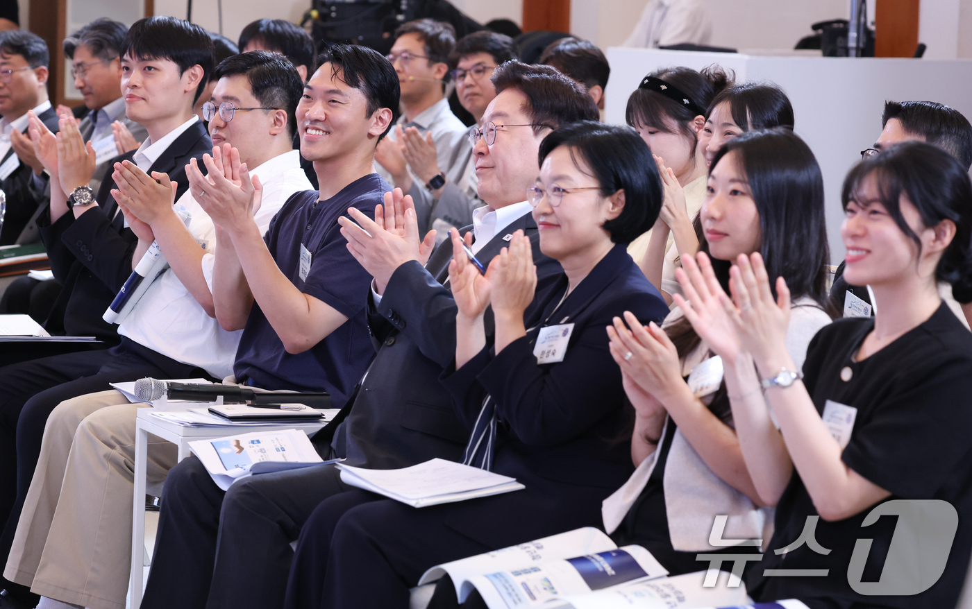 (서울=뉴스1) 허경 기자 = 이재명 대통령이 28일 청와대에서 열린 청년 예산 언박싱 2027에서 부처별 발표에 박수를 치고 있다. (청와대통신사진기자단) 2026.8.28/뉴스 …