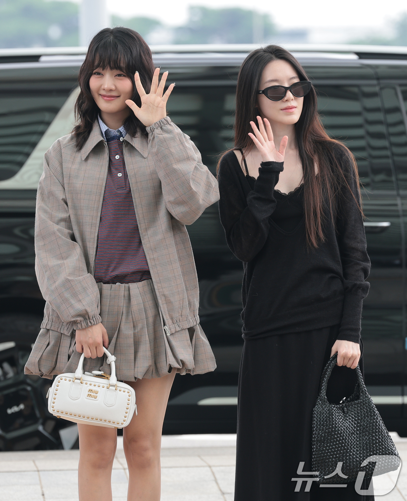 (인천공항=뉴스1) 권현진 기자 = 아이들 민니와 슈화(오른쪽)가 해외 일정을 위해 28일 인천국제공항을 통해 마카오로 출국하며 인사를 하고 있다. 2026.8.28/뉴스1
