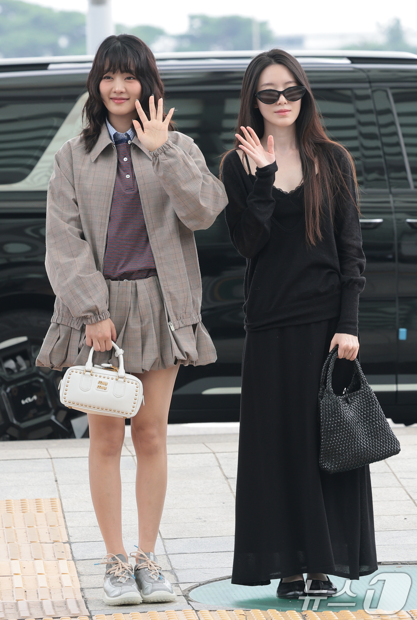(인천공항=뉴스1) 권현진 기자 = 아이들 민니와 슈화(오른쪽)가 해외 일정을 위해 28일 인천국제공항을 통해 마카오로 출국하며 인사를 하고 있다. 2026.8.28/뉴스1
