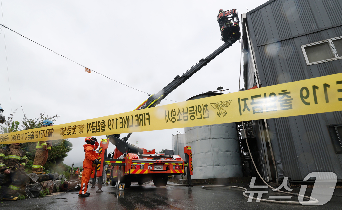 (천안=뉴스1) 김영운 기자 = 28일 충남 천안시 동남구 성남면의 한 페인트 원료 제조 공장에서 폭발과 함께 불이 나 소방당국이 진화 작업을 벌이고 있다. 2026.8.28/뉴스 …