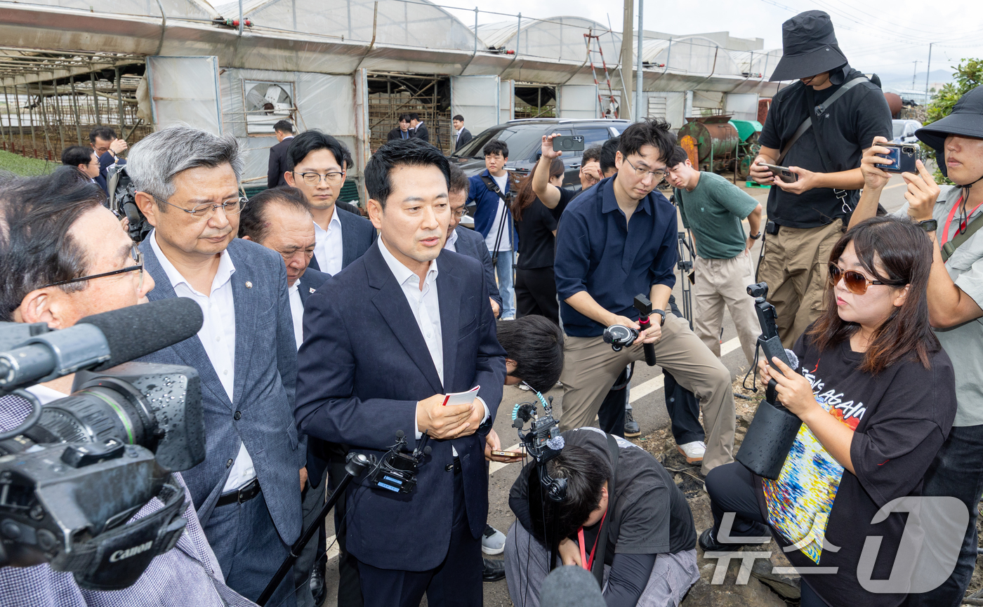 (제주=뉴스1) 안은나 기자 = 장동혁 국민의힘 대표가 28일 제주시 한림읍을 찾아 실종신고 허위 종결 사건 피해자 장 모씨의 시신이 발견된 야자수숲 현장을 살펴보며 경찰 설명을 …