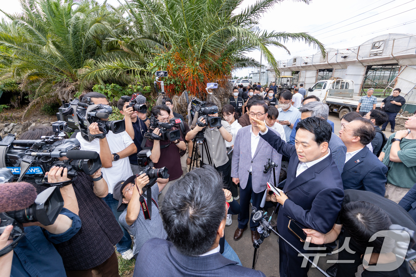 (제주=뉴스1) 안은나 기자 = 장동혁 국민의힘 대표가 28일 제주시 한림읍을 찾아 실종신고 허위 종결 사건 피해자 장 모씨의 시신이 발견된 야자수숲 현장을 살펴보며 경찰 설명을 …