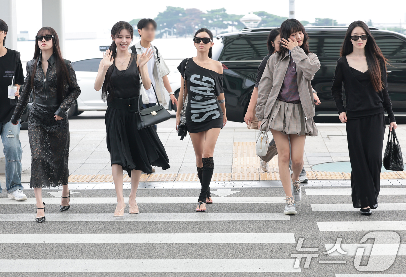(인천공항=뉴스1) 권현진 기자 = 아이들 우기(왼쪽부터)와 미연, 소현, 민니, 슈화가 해외 일정을 위해 28일 인천국제공항을 통해 마카오로 출국하고 있다. 2026.8.28/뉴 …