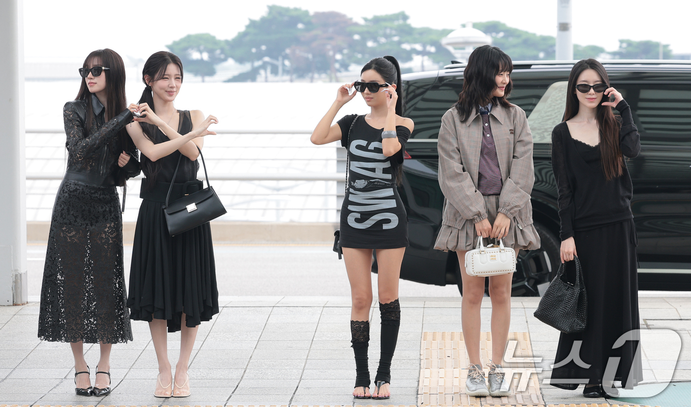 (인천공항=뉴스1) 권현진 기자 = 아이들 우기(왼쪽부터)와 미연, 소현, 민니, 슈화가 해외 일정을 위해 28일 인천국제공항을 통해 마카오로 출국하고 있다. 2026.8.28/뉴 …