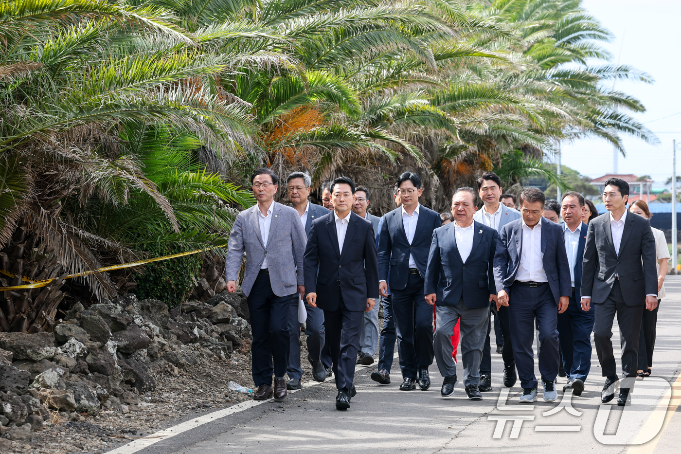 (제주=뉴스1) 안은나 기자 = 장동혁 국민의힘 대표가 28일 제주시 한림읍을 찾아 실종신고 허위 종결 사건 피해자 장 모씨의 시신이 발견된 야자수숲 현장을 살펴보고 있다. 202 …