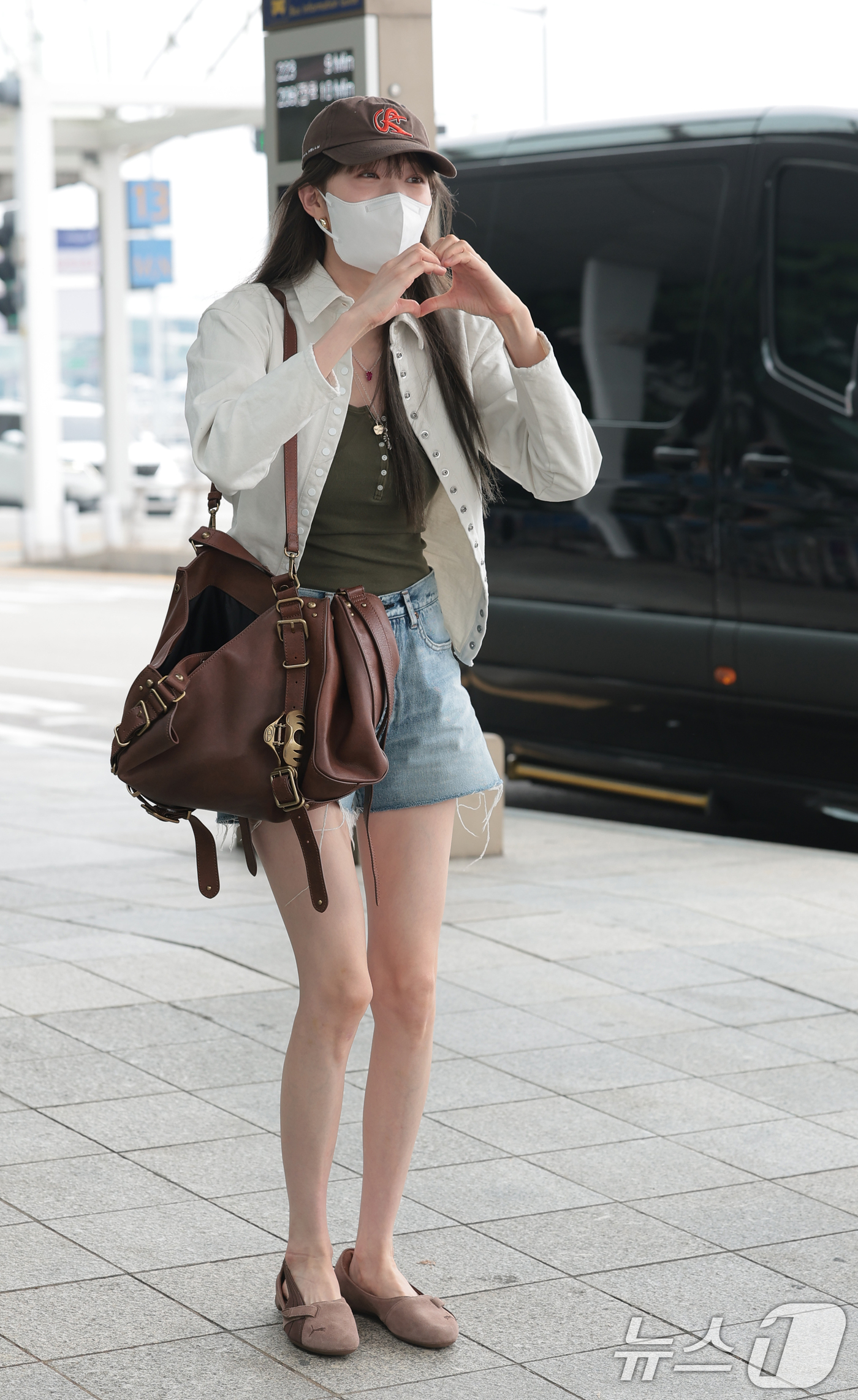 (인천공항=뉴스1) 권현진 기자 = 배우 이성경이 해외 일정을 위해 28일 인천국제공항을 통해 마카오로 출국하며 하트를 그리고 있다. 2026.8.28/뉴스1