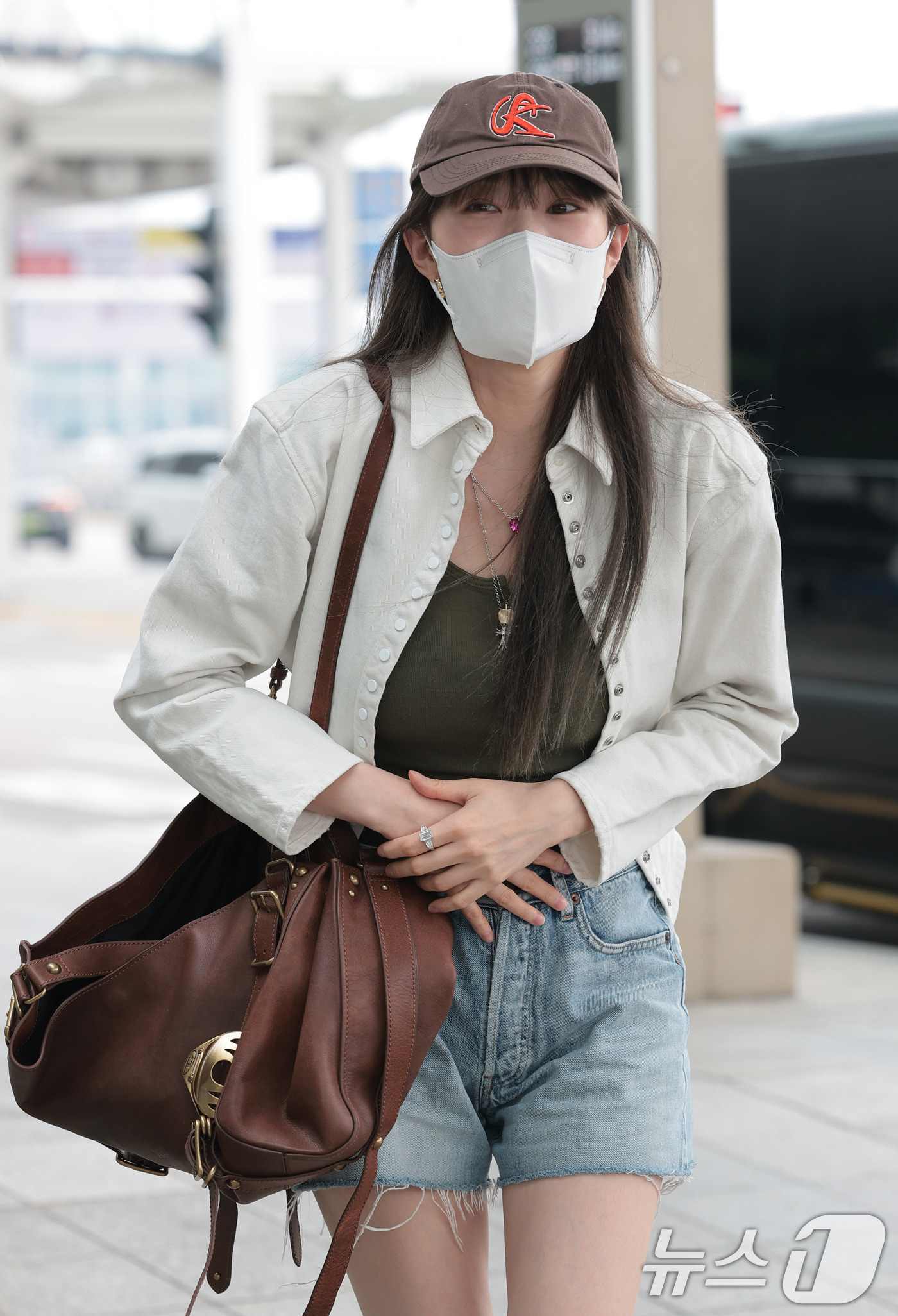 (인천공항=뉴스1) 권현진 기자 = 배우 이성경이 해외 일정을 위해 28일 인천국제공항을 통해 마카오로 출국하며 인사를 하고 있다. 2026.8.28/뉴스1