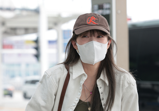 출국하는 이성경