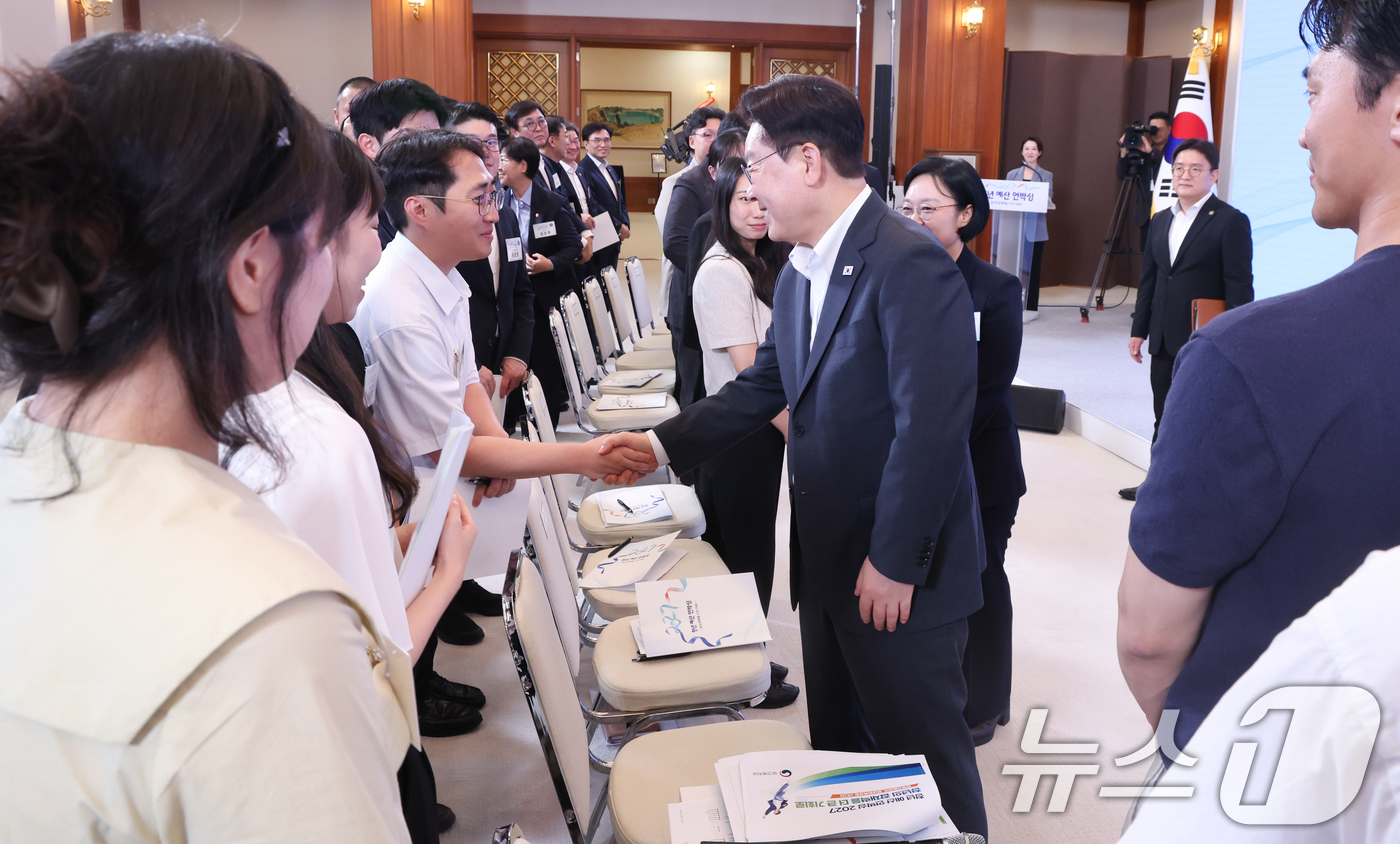 (서울=뉴스1) 허경 기자 = 이재명 대통령이 28일 청와대에서 열린 청년 예산 언박싱 2027을 마친 뒤 참석자들과 인사하고 있다. (청와대통신사진기자단) 2026.8.28/뉴스 …