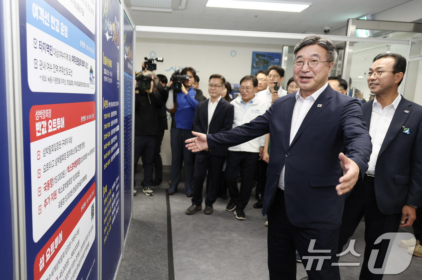 (서울=뉴스1) = 윤호중 행정안전부 장관이 28일 오전 전남광주통합특별시 여수시 2026여수세계섬박람회 개도 부행사장을 찾아 행사장 조성 현황과 준비 상황을 점검하고 있다. (행 …
