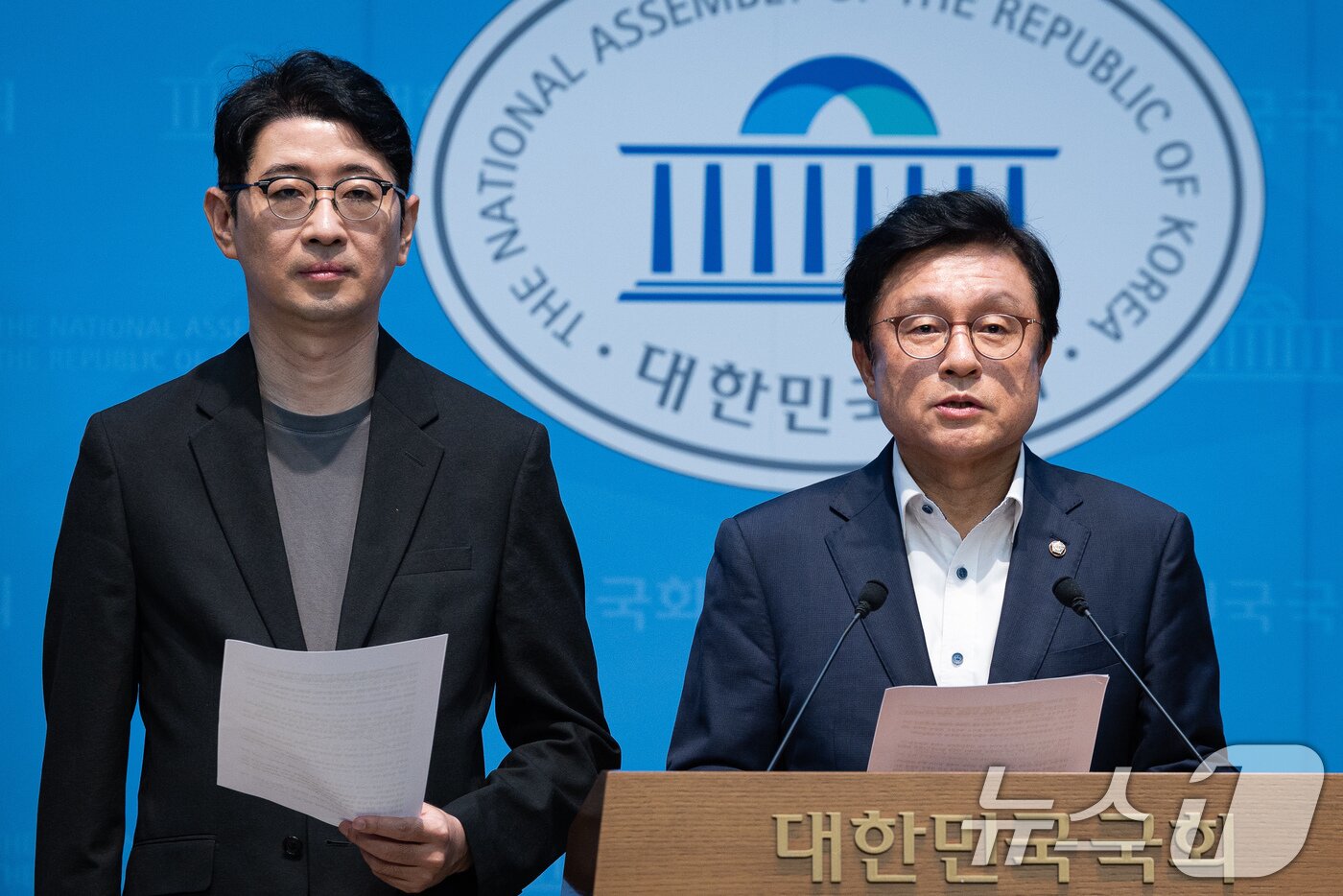 본문 이미지 - 국회 법제사법위원회 국민의힘 박형수 간사(오른쪽)와 주진우 의원이 28일 서울 여의도 국회 소통관에서 청와대의 대법관 후보자 임명동의안 재제청 요청 관련 기자회견을 하고 있다. ⓒ 뉴스1 유승관 기자