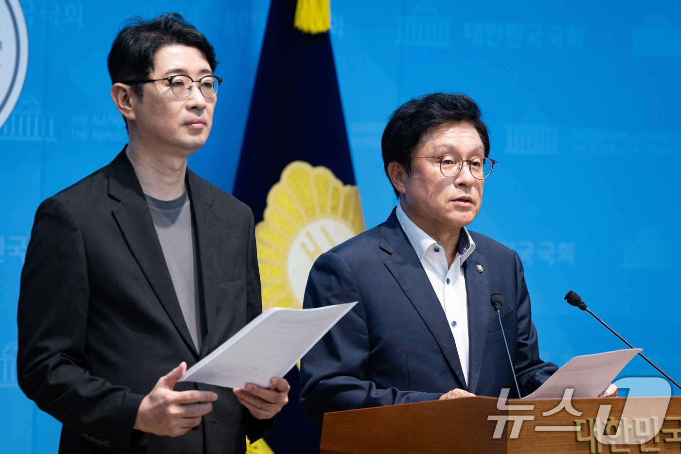 (서울=뉴스1) 유승관 기자 = 국회 법제사법위원회 국민의힘 박형수 간사(오른쪽)와 주진우 의원이 28일 서울 여의도 국회 소통관에서 청와대의 대법관 후보자 임명동의안 재제청 요청 …