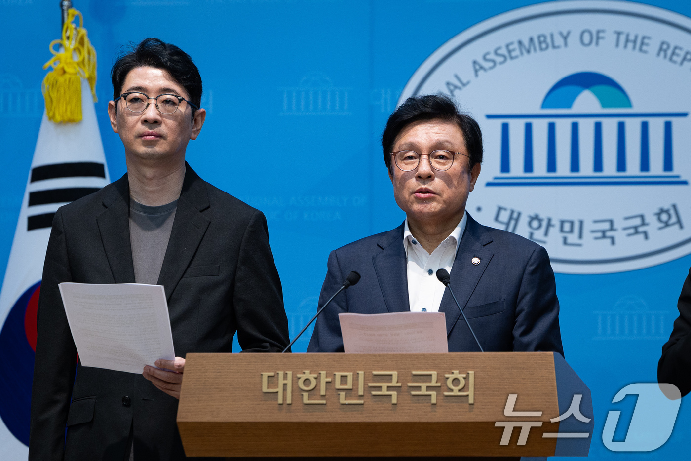 (서울=뉴스1) 유승관 기자 = 국회 법제사법위원회 국민의힘 박형수 간사(오른쪽)와 주진우 의원이 28일 서울 여의도 국회 소통관에서 청와대의 대법관 후보자 임명동의안 재제청 요청 …