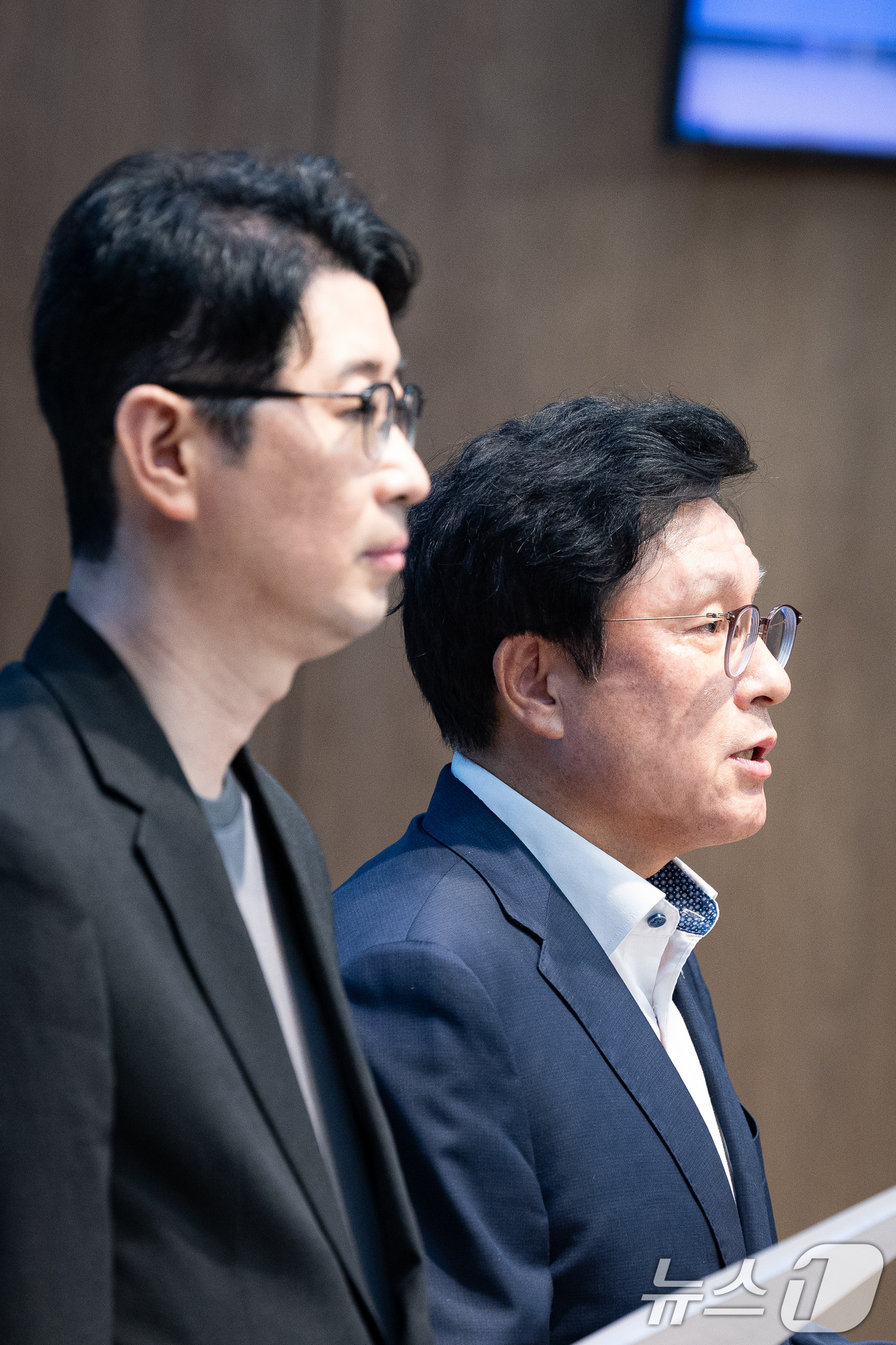 (서울=뉴스1) 유승관 기자 = 국회 법제사법위원회 국민의힘 박형수 간사(오른쪽)와 주진우 의원이 28일 서울 여의도 국회 소통관에서 청와대의 대법관 후보자 임명동의안 재제청 요청 …