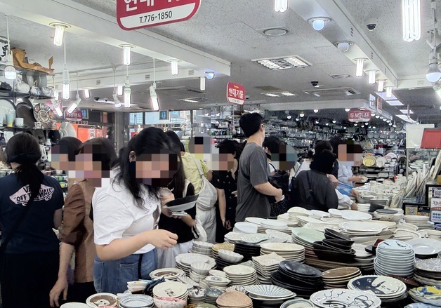 고물가에 2030은 '남대문시장 풀코스'…그릇·사우나템 사러 '북적'