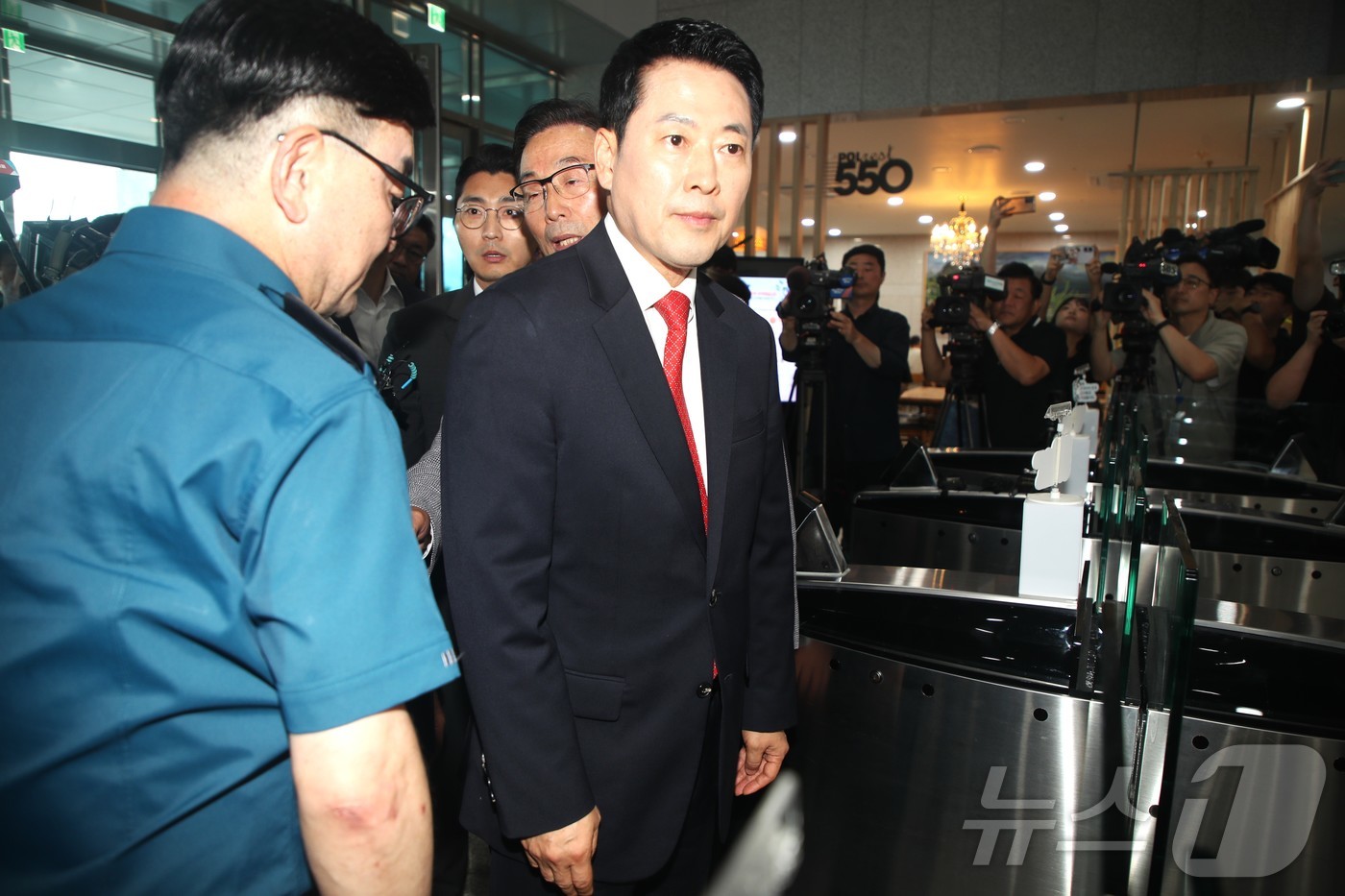 (제주=뉴스1) 강승남 기자 = 국민의힘 장동혁 대표가 28일 \'제주 실종 허위종결 사건\'과 관련해 고평기 청장을 면담하기 위해 제주경찰청사로 들어가고 있다. 2026.8.28 …
