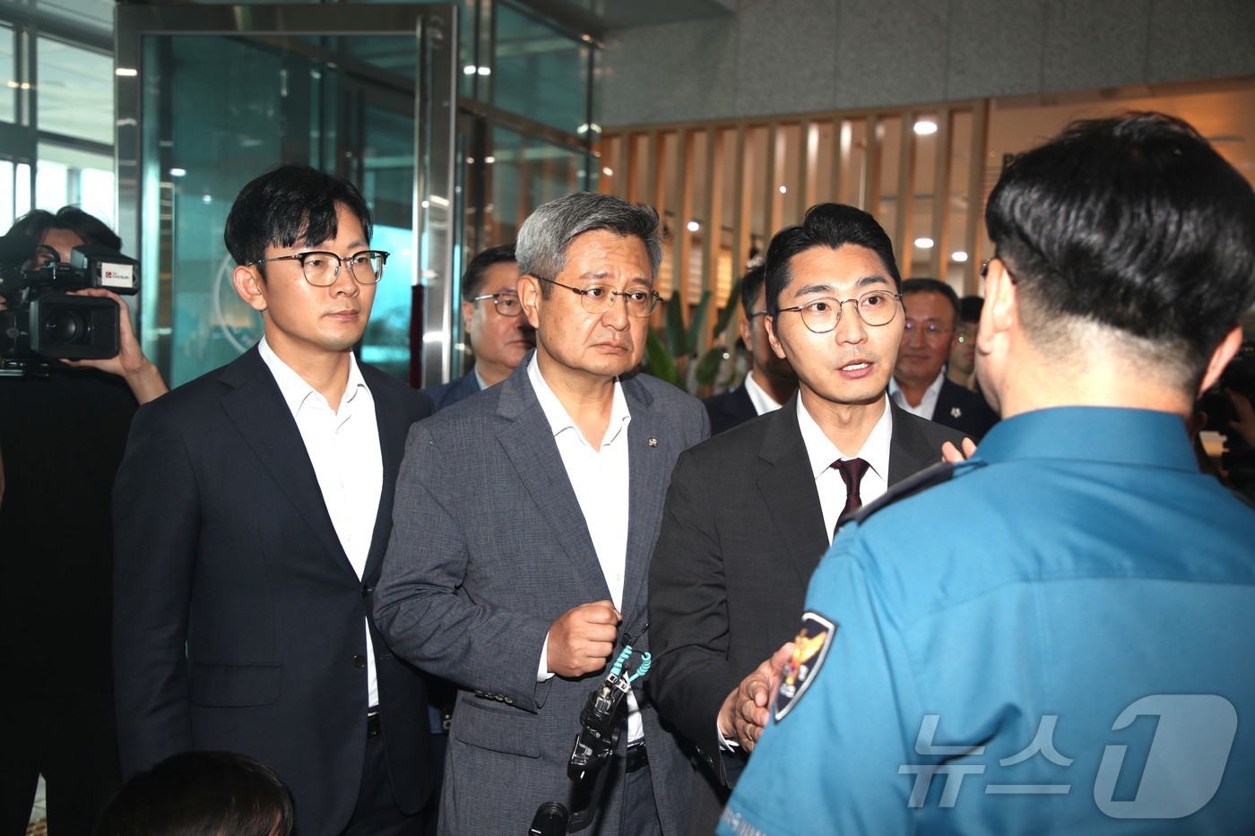 (제주=뉴스1) 강승남 기자 = 28일 '제주 실종 허위 종결' 사건과 관련해 제주경찰청을 방문한 국민의힘 박충권.김장겸.박준태 의원(왼쪽부터)이 경찰 측의 출입 제한 조치에 항의 …