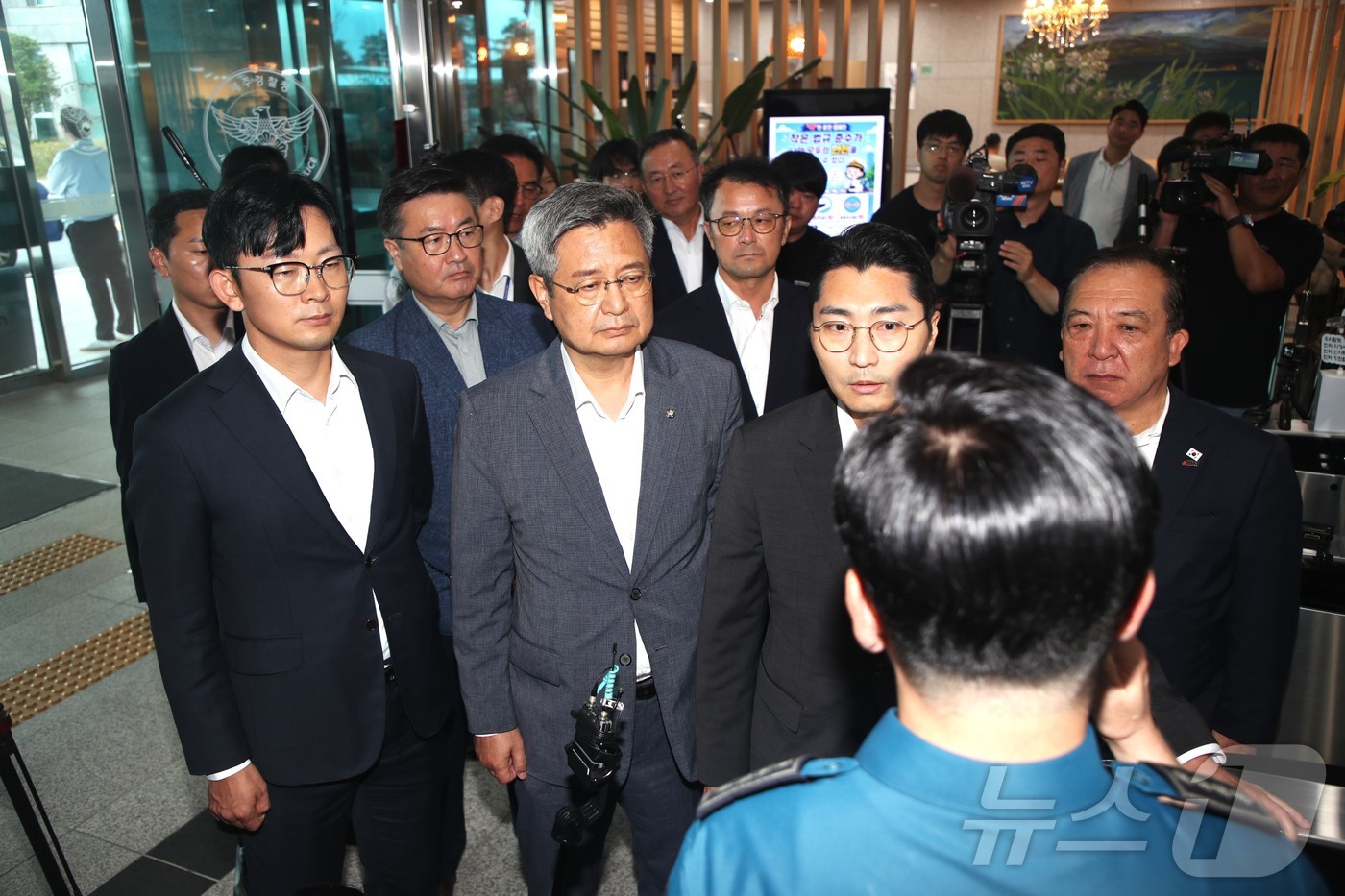 (제주=뉴스1) 강승남 기자 = 28일 '제주 실종 허위 종결' 사건과 관련해 제주경찰청을 방문한 국민의힘 박충권.김장겸.박준태 의원(왼쪽부터)이 경찰 측의 출입 제한 조치에 항의 …