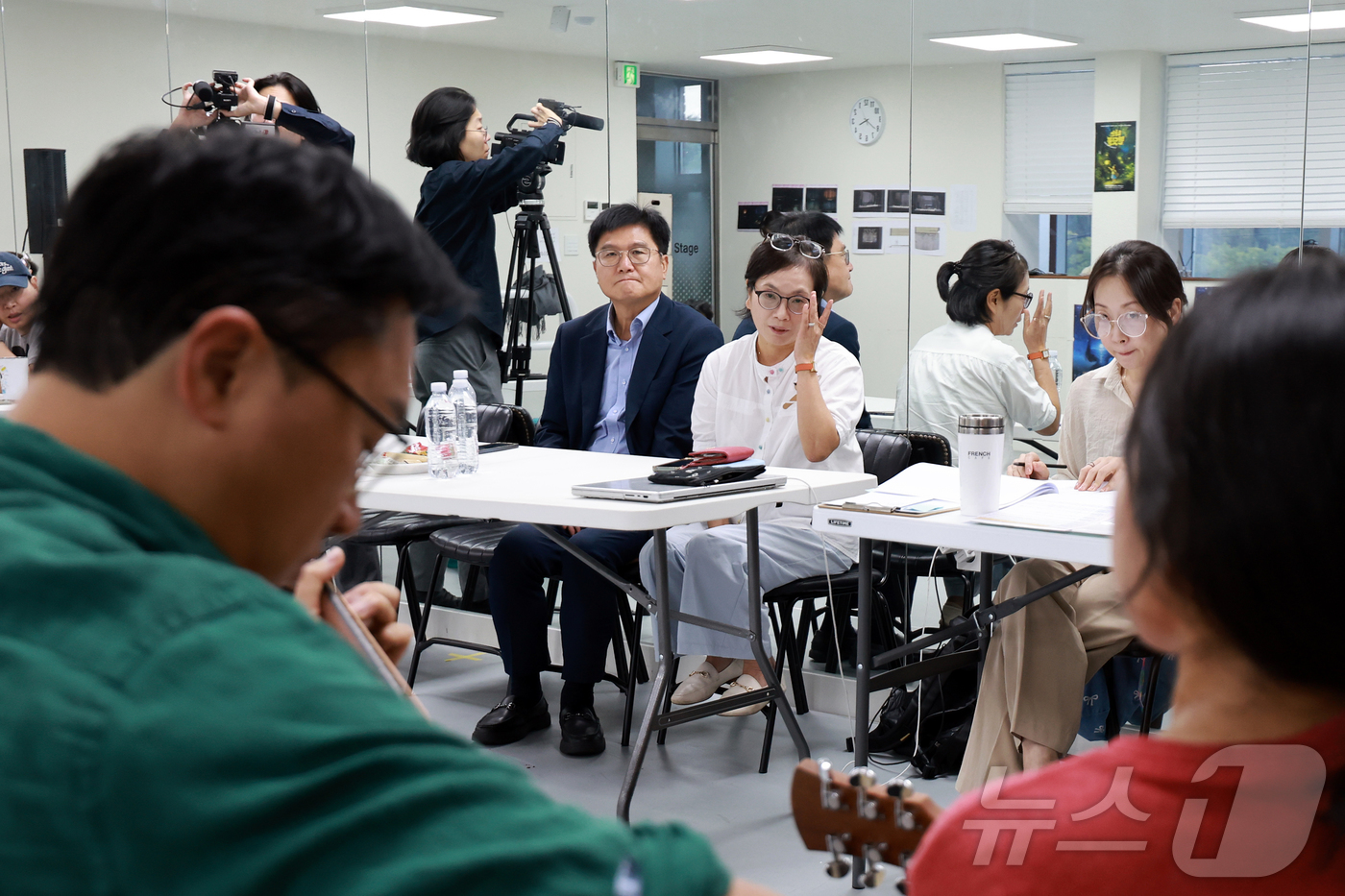 (서울=뉴스1) 이호윤 기자 = 채원배 뉴스1 편집인 겸 전무이사와 우현옥 꿈꾸는꼬리연·리앤우 대표가 28일 서울 동작구 드림스테이지 스튜디오에서 뮤지컬 '나는 반딧불'의 작품 전 …