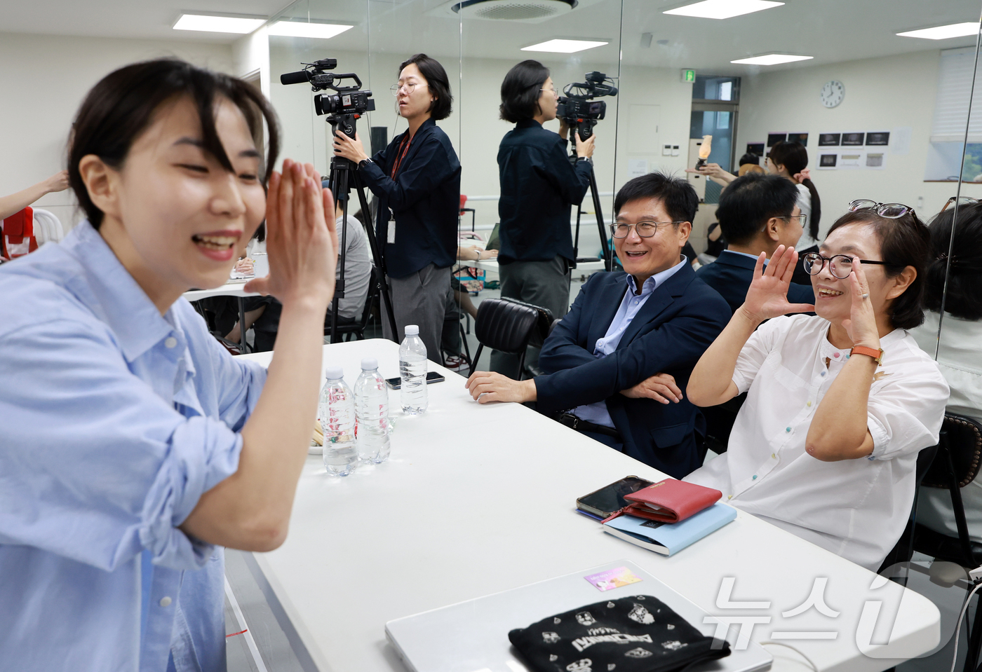 (서울=뉴스1) 이호윤 기자 = 채원배 뉴스1 편집인 겸 전무이사와 우현옥 꿈꾸는꼬리연·리앤우 대표가 28일 서울 동작구 드림스테이지 스튜디오에서 뮤지컬 '나는 반딧불'의 작품 전 …
