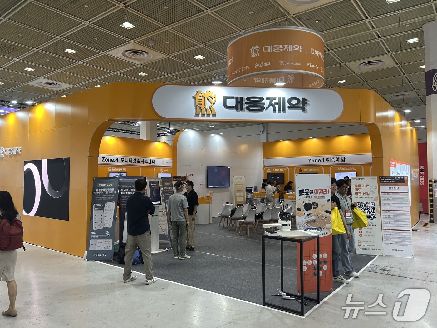 본문 이미지 - 최근 에버엑스가 'KHF 2026'(2026 국제 병원 및 헬스테크 박람회) 대웅제약 부스 전경. ⓒ 뉴스1 문대현 기자