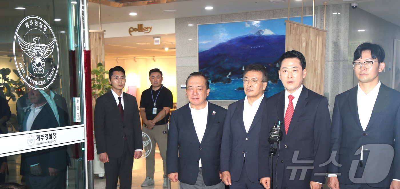 (제주=뉴스1) 강승남 기자 = 장동혁 국민의힘 대표가 28일 제주경찰청을 방문해 '제주 실종 허위 종결 사건'과 관련, 고평기 청장을 면담 후 언론 브리핑을 하고 있다. 2026 …