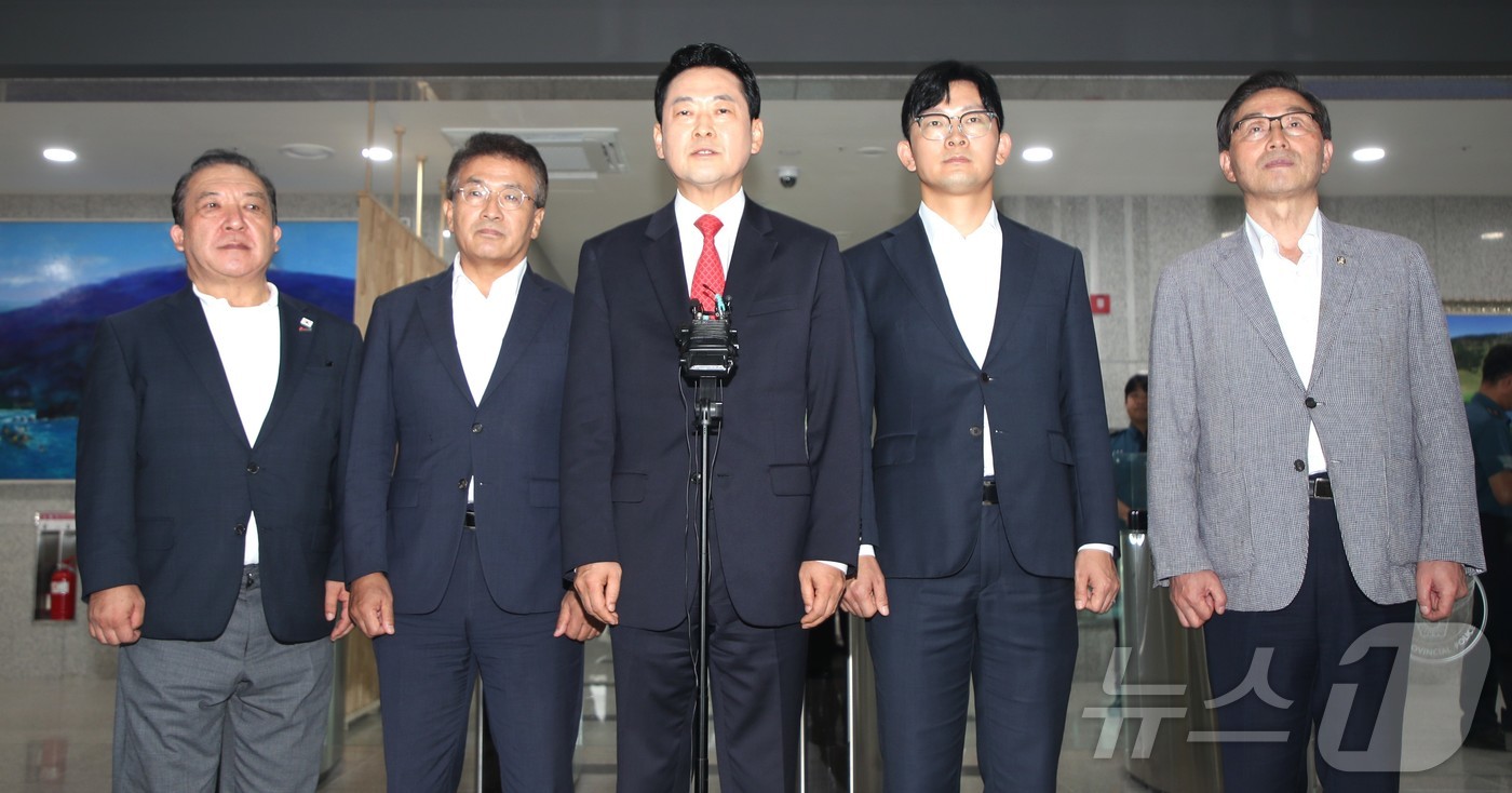 (제주=뉴스1) 강승남 기자 = 장동혁 국민의힘 대표가 28일 제주경찰청을 방문해 '제주 실종 허위 종결 사건'과 관련, 고평기 청장을 면담 후 청사를 나서고 있다. 2026.8. …