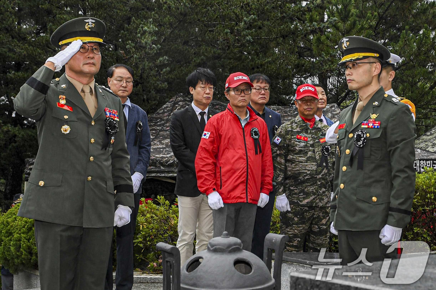 (포항=뉴스1) 최창호 기자 = 박성순 포항특정경비지역사령관이 28일 포항시 북구 송라면에 있는 한미 해병대 충혼탑을 참배하고 있다.한·미 해병대 충혼탑은 1984년 팀스프릿 훈련 …