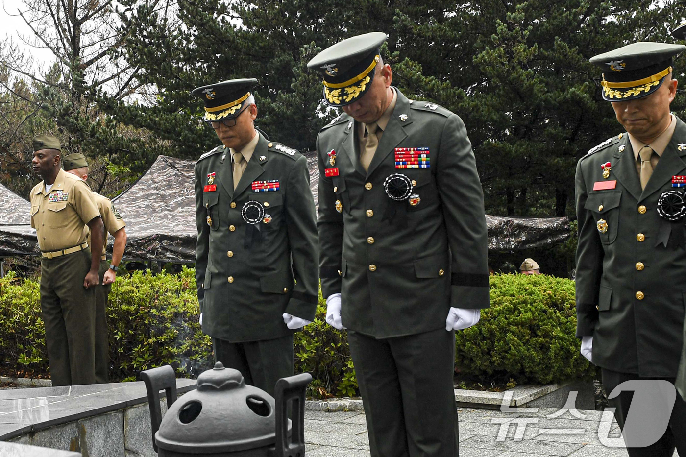 (포항=뉴스1) 최창호 기자 = 포항특정경비지역사령부 지휘관들이 28일 포항시 북구 송라면에 있는 한·미 해병대 충혼탑을 참배하고 있다.한·미 해병대 충혼탑은 1984년 팀스프릿 …