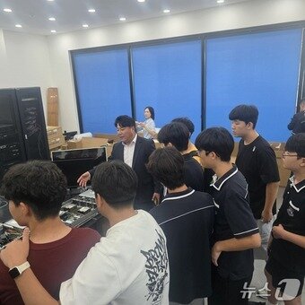 본문 이미지 - 춘천기계공업고등학교 학생들이 지난 27일 춘천 퇴계공단에 위치한 ㈜한성정보시스템과 ㈜로보티즈를 찾아 산업 현장을 체험했다.(한성정보시스템 제공. 재판매 및 DB금지)/뉴스1