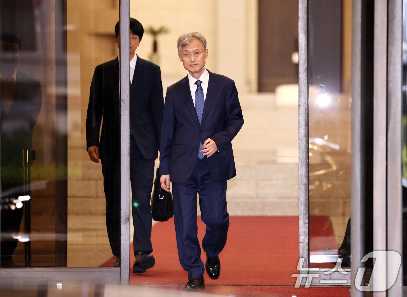 본문 이미지 - 조희대 대법원장이 28일 오후 서울 서초동 대법원 청사에서 퇴근하고 있다. 2026.8.28 ⓒ 뉴스1 박지혜 기자