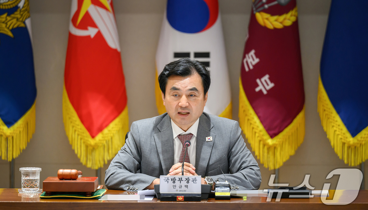 (서울=뉴스1) 이호윤 기자 = 안규백 국방부 장관이 28일 서울 용산구 국방부에서 열린 '제2회 광주 군 공항 이전부지 선정위원회'에서 발언하고 있다. (국방부 제공. 재판매 및 …