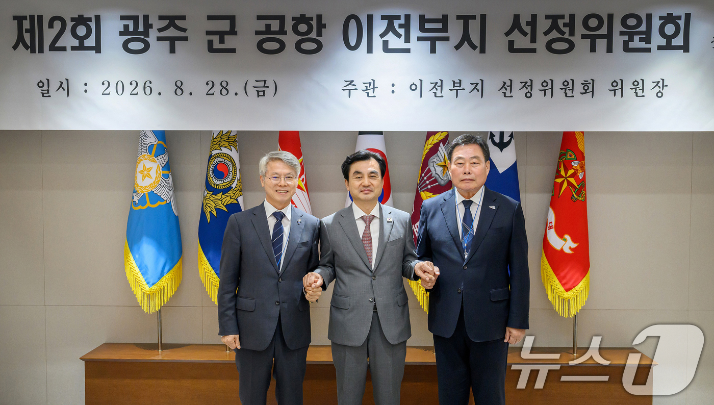(서울=뉴스1) 이호윤 기자 = 민형배(왼쪽부터) 전남광주통합특별시장, 안규백 국방부 장관과 김산 무안군수가 28일 서울 용산구 국방부에서 열린 '제2회 광주 군 공항 이전부지 선 …