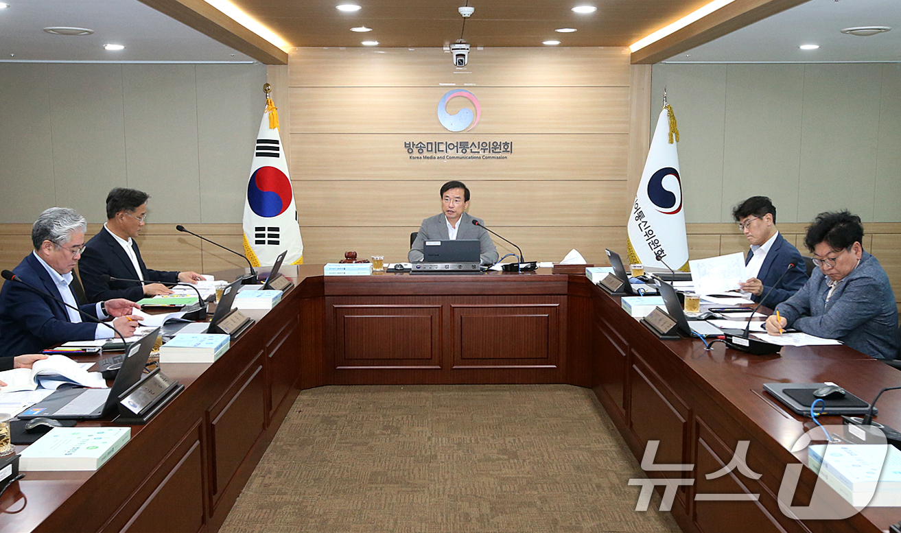 (서울=뉴스1) 이호윤 기자 = 김종철 방송미디어통신위원장이 28일 정부과천청사에서 열린 '2026년 제31차 전체회의'에서 의사봉을 두드리고 있다. (방송미디어통신위원회 제공. …