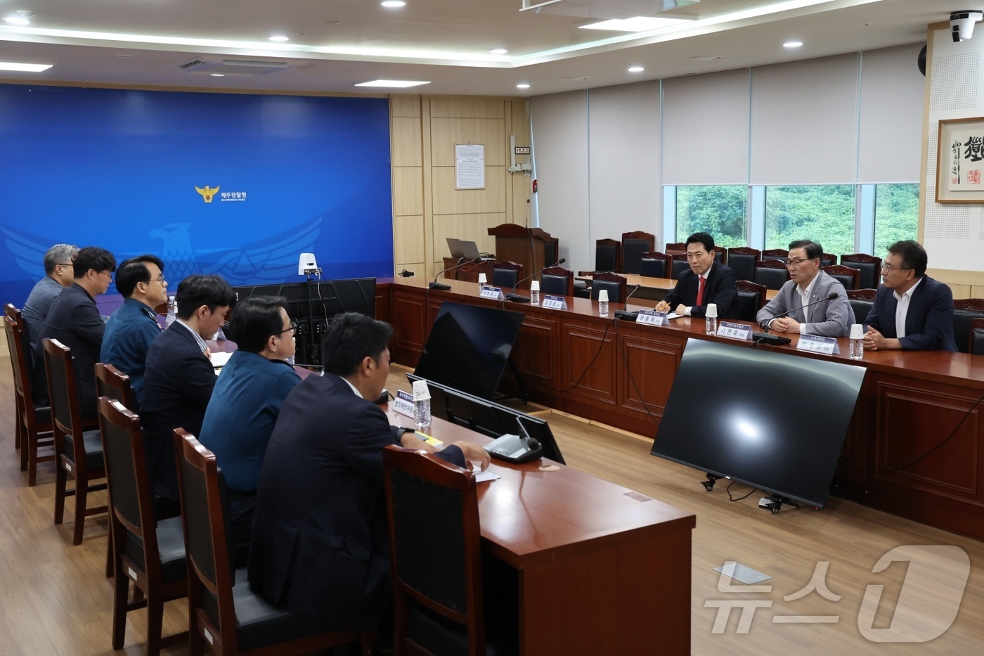 (서울=뉴스1) = 장동혁 국민의힘 대표가 28일 제주시 제주경찰청에서 '제주 실종 허위종결 사건'과 관련해 고평기 청장과 면담을 하고 있다. (국민의힘 제공. 재판매 및 DB금지 …