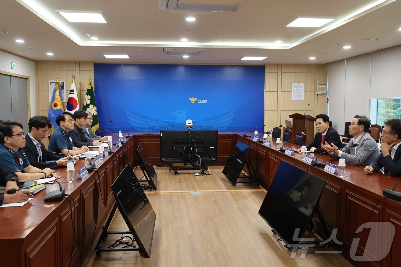 (서울=뉴스1) = 장동혁 국민의힘 대표가 28일 제주시 제주경찰청에서 '제주 실종 허위종결 사건'과 관련해 고평기 청장과 면담을 하고 있다. (국민의힘 제공. 재판매 및 DB금지 …