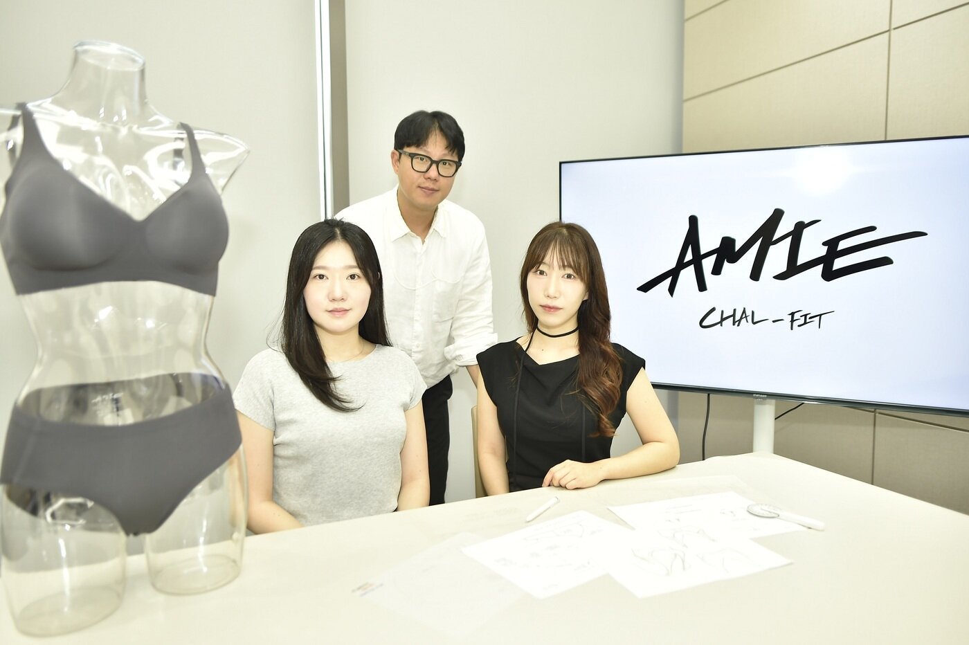 본문 이미지 - BYC 아미에 찰핏 개발팀. 앞줄 왼쪽부터 김민지 기획MD, 김태영 디자이너, 심수용 총괄팀장 (BYC 제공)