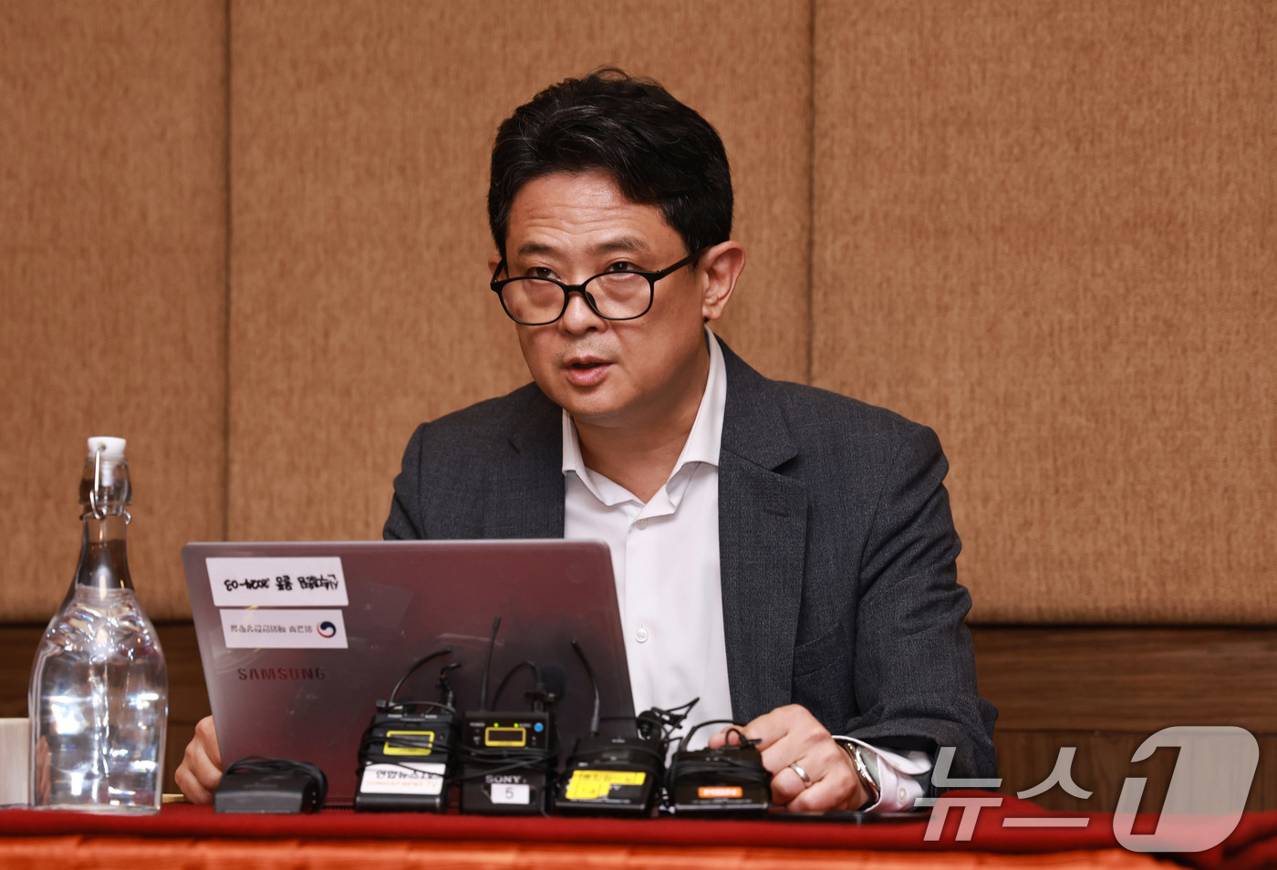 (카트만두=뉴스1) 구윤성 기자 = 임상우 네팔 대홍수 정부합동 신속대응팀 단장이 28일 네팔 카트만두 주네팔 대사관 인근의 한 호텔에서 언론 브리핑을 하고 있다.  2026.8. …