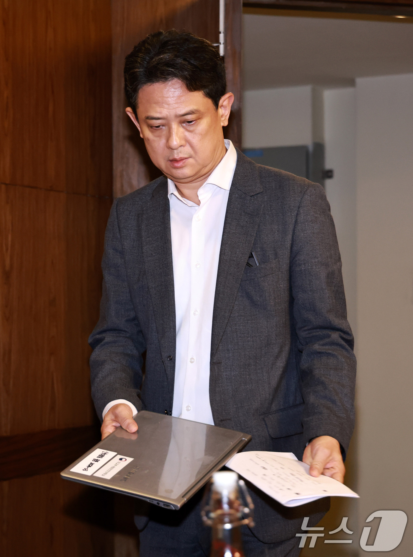 (카트만두=뉴스1) 구윤성 기자 = 임상우 네팔 대홍수 정부합동 신속대응팀 단장이 28일 네팔 카트만두 주네팔 대사관 인근의 한 호텔에서 언론 브리핑을 하기 위해 회견장에 들어서고 …