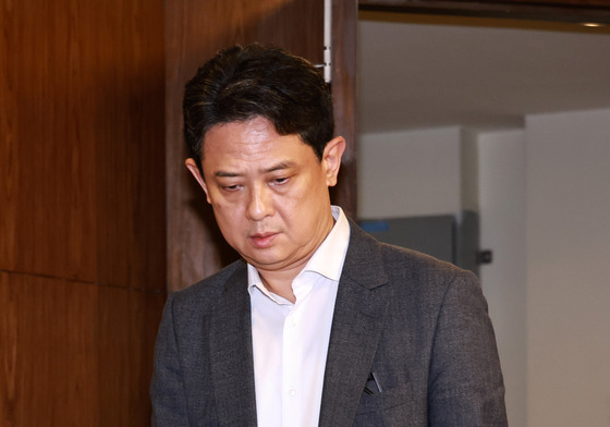 브리핑 장소 들어서는 임상우 신속대응팀 단장