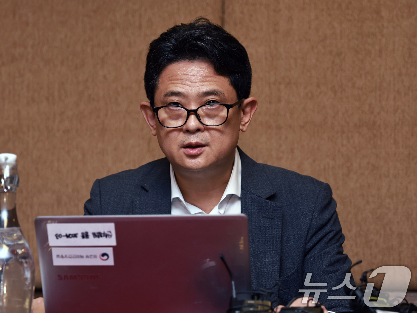 (카트만두=뉴스1) 구윤성 기자 = 임상우 네팔 대홍수 정부합동 신속대응팀 단장이 28일 네팔 카트만두 주네팔 대사관 인근의 한 호텔에서 언론 브리핑을 하고 있다.  2026.8. …