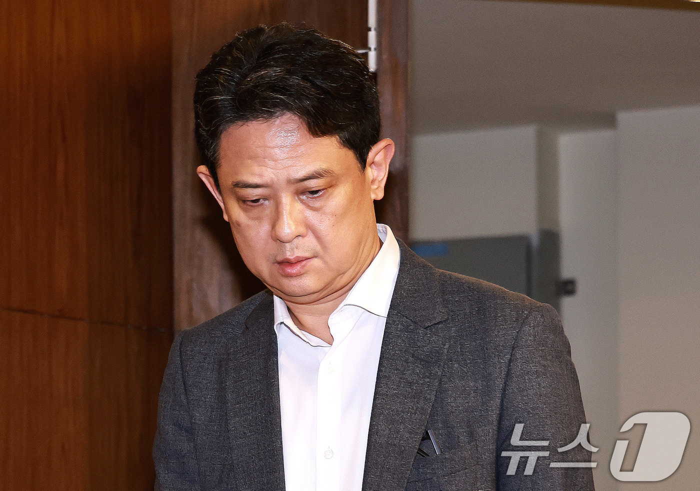 (카트만두=뉴스1) 구윤성 기자 = 임상우 네팔 대홍수 정부합동 신속대응팀 단장이 28일 네팔 카트만두 주네팔 대사관 인근의 한 호텔에서 언론 브리핑을 하기 위해 회견장에 들어서고 …