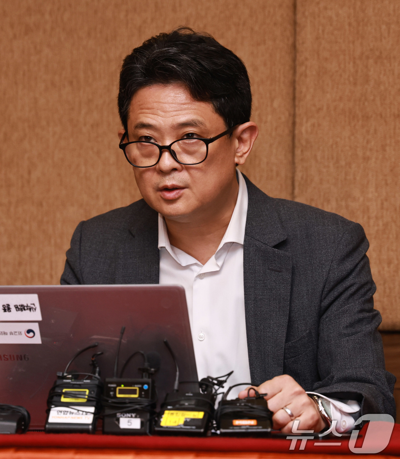 (카트만두=뉴스1) 구윤성 기자 = 임상우 네팔 대홍수 정부합동 신속대응팀 단장이 28일 네팔 카트만두 주네팔 대사관 인근의 한 호텔에서 언론 브리핑을 하고 있다. 2026.8.2 …