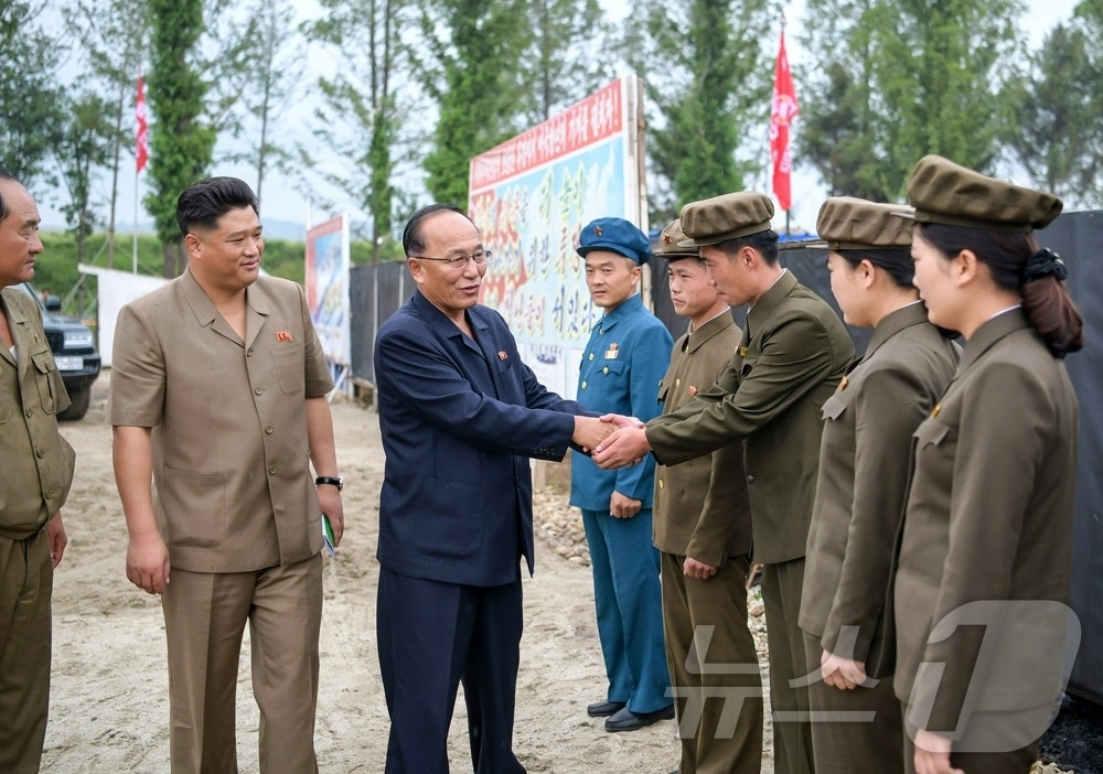 (평양 노동신문=뉴스1) = 북한 노동당 기관지 노동신문은 지난 28일 청년절을 맞아 박태성 내각총리를 비롯한 당·정부 간부들이 각지 공장·탄광·대학 등을 찾아 청년들을 격려했다고 …