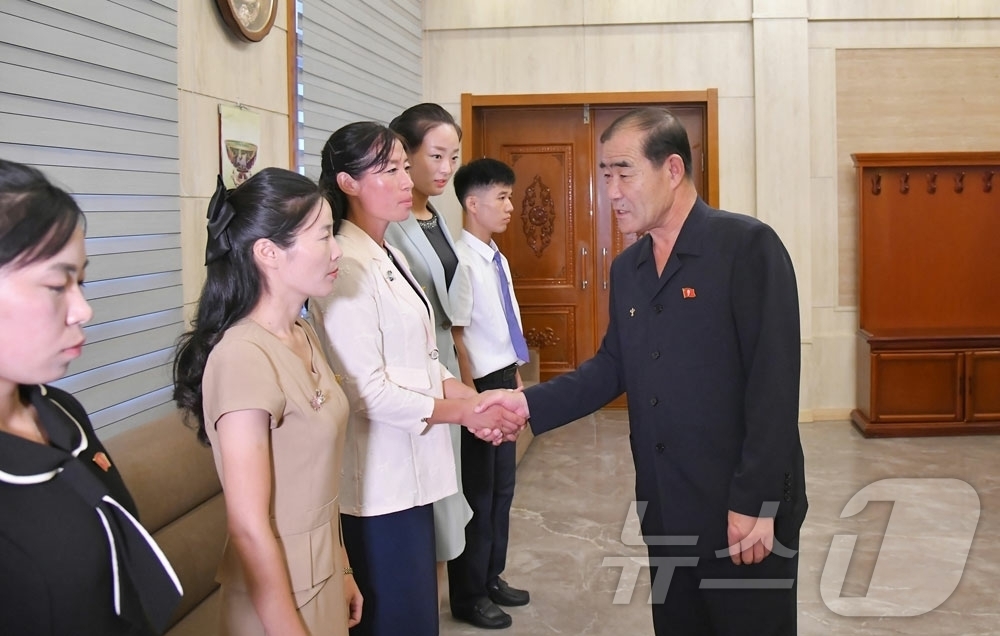 (평양 노동신문=뉴스1) = 북한 노동당 기관지 노동신문은 청년절인 지난 28일 당·정부 간부들이 각지 생산현장과 대학, 과학연구기지 등을 찾아 청년들을 격려했다고 29일 보도했다 …