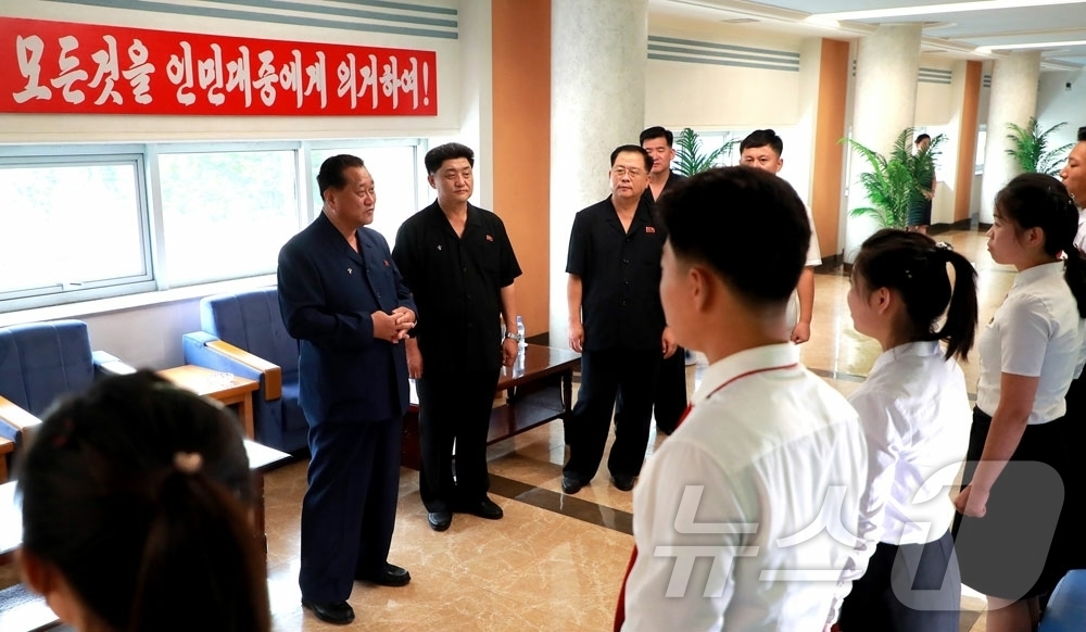 (평양 노동신문=뉴스1) = 북한 노동당 기관지 노동신문은 청년절인 지난 28일 박태성 내각총리와 조용원 노동당 중앙위원회 비서를 비롯한 당·정부 간부들이 각지 생산현장과 대학, …